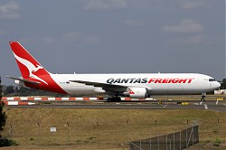 474_B767_VH-EFR_QantasFreight.jpg